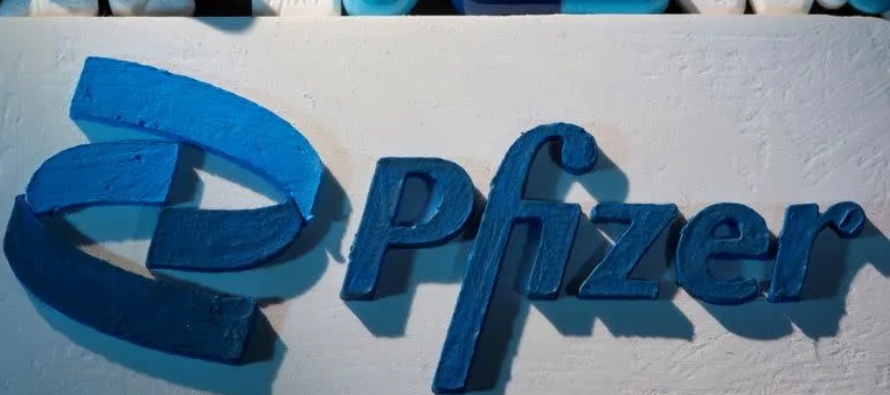El ejecutivo sostuvo que Pfizer espera ponerle precio a su tratamiento, llamado Paxlovid, en un...