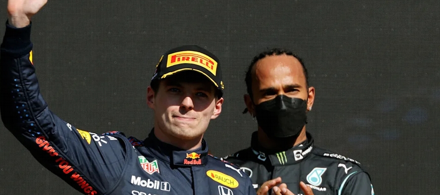 Verstappen, de 24 años, se convirtió en el primer piloto en ganar tres carreras de...