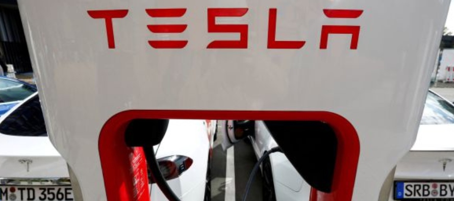Musk, que posee un 17 % de las acciones de Tesla, explicó que no recibe "un salario en...
