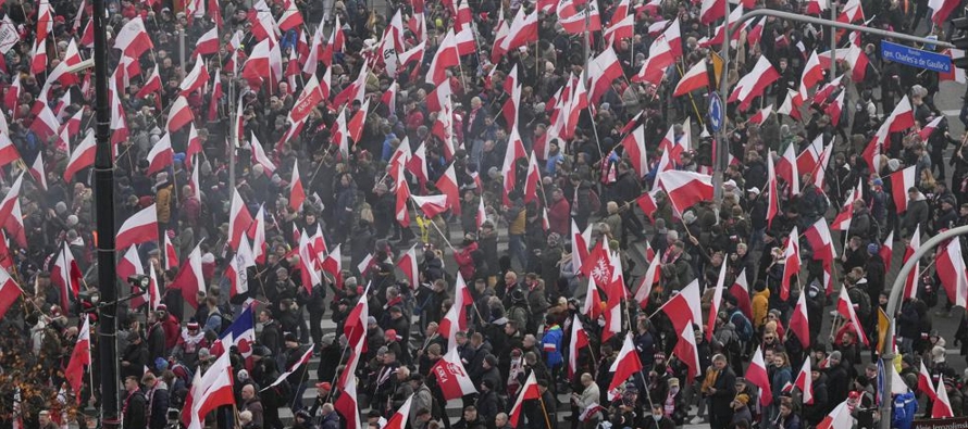 Las fuerzas de seguridad de Polonia patrullaron la capital y otras ciudades durante las marchas en...