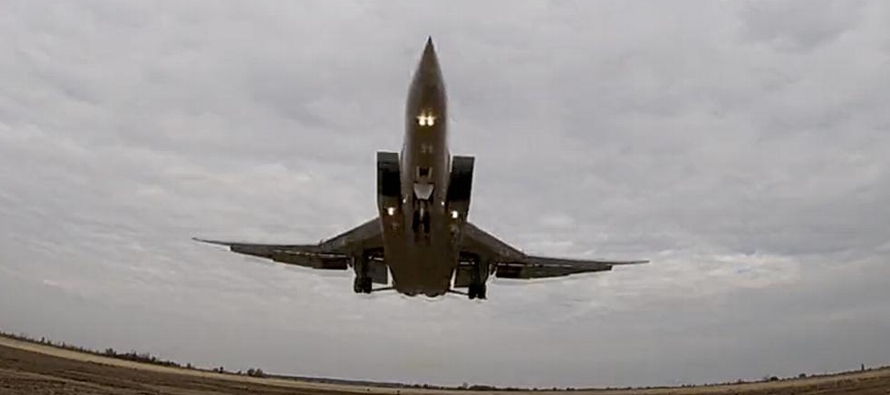 El ministerio de Defensa bielorruso dijo que dos bombarderos estratégicos Tu-160 ensayaron...