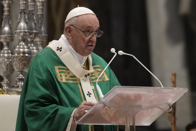 El papa Francisco condenó el domingo las sociedades que pasan con indiferencia junto a los...