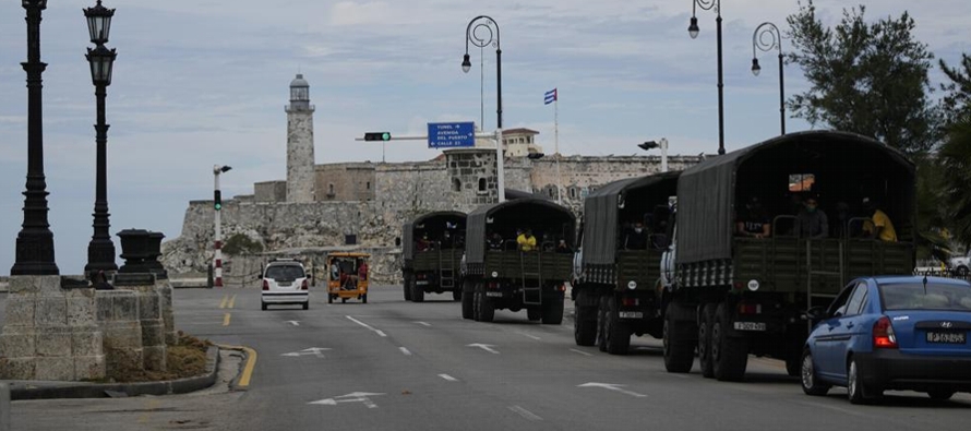En La Habana, el cruce de las céntricas calles de Prado y Malecón —el punto...