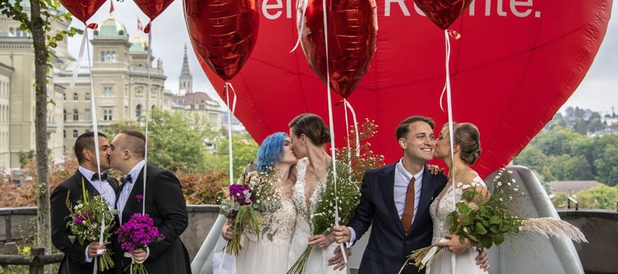A partir del 1 de enero, Suiza reconocerá los matrimonios entre personas del mismo sexo que...