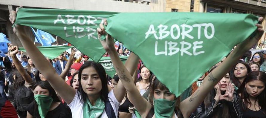 Organizaciones defensoras de los derechos de la mujer y activistas contra el aborto se...