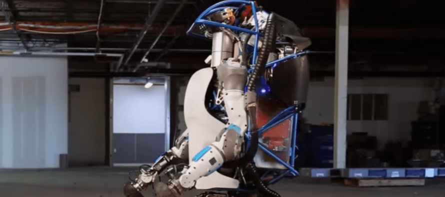 Los robots, creados por la división Everyday Robots de Alphabet, llevarán a cabo...