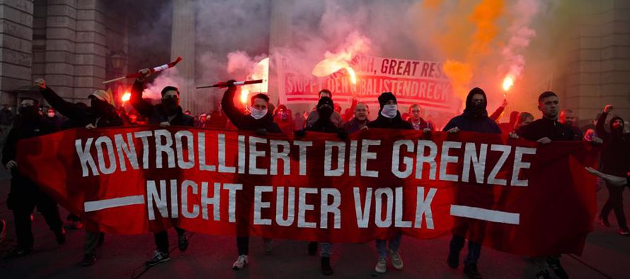 Miles de manifestantes se concentraron el sábado en Viena para protestar contra el...
