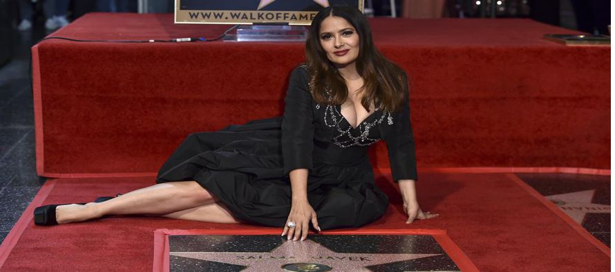 Con su flamante estrella en el Paseo de la Fama de Hollywood, Salma Hayek dice haber sanado un...