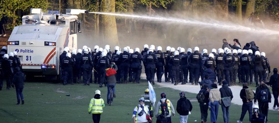 La policía holandesa arrestó a más de 30 personas en protestas en La Haya y...