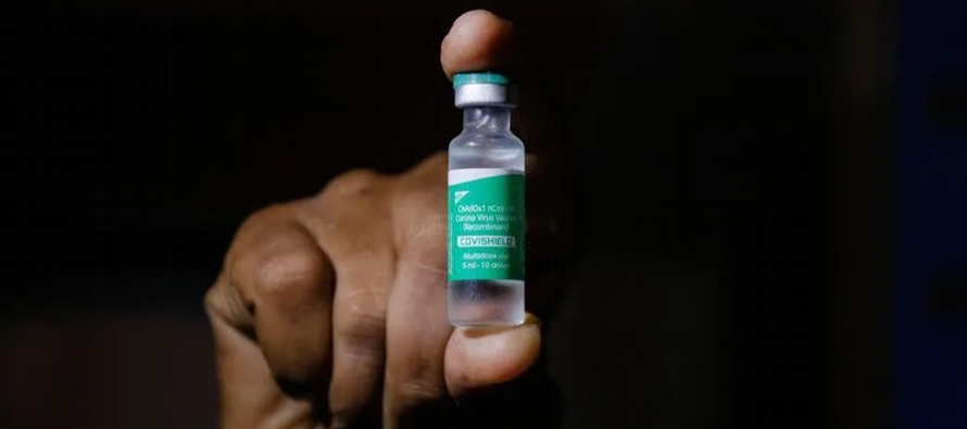 India suspendió de forma temporal en marzo las grandes exportaciones de la vacuna de...