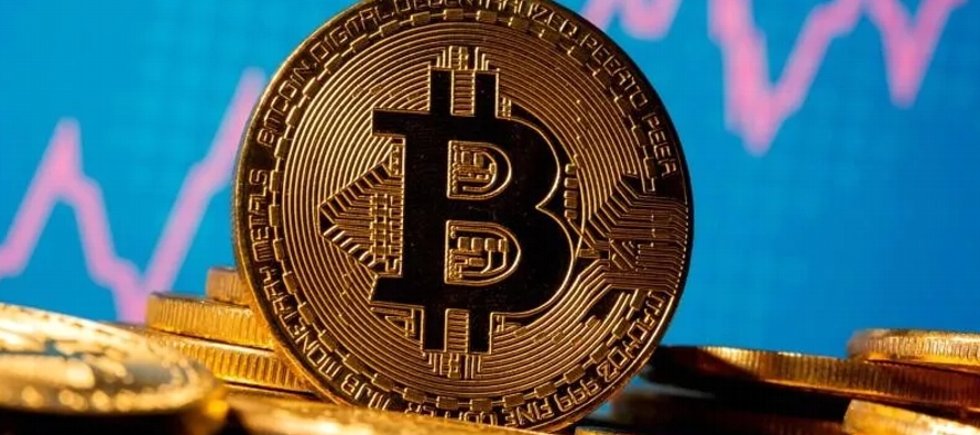 El bitcóin, la moneda digital más grande, cedió un 7,8% a 54.377...