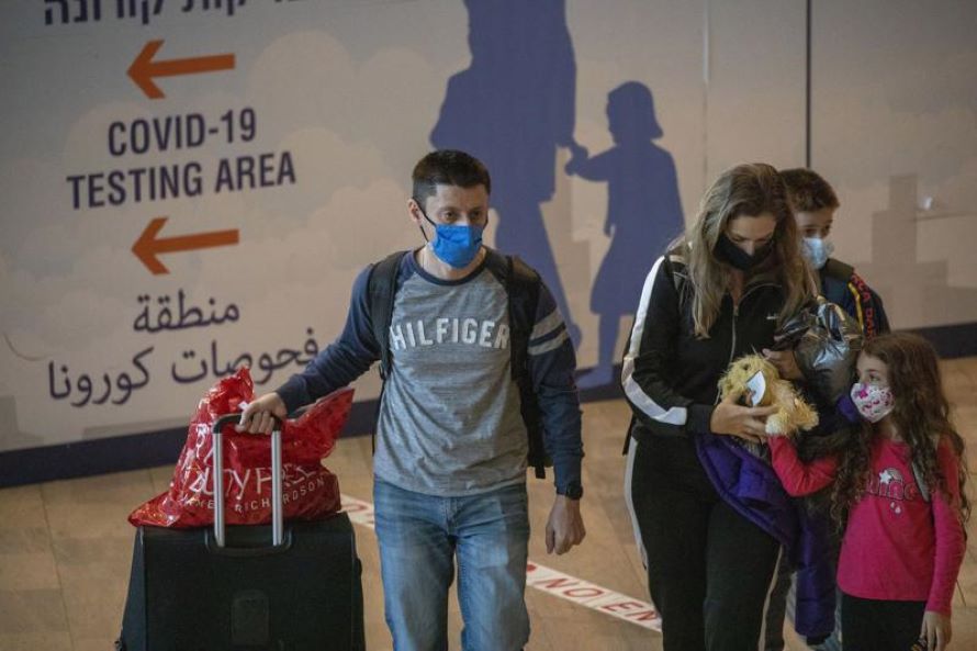  Israel aprobó el domingo la prohibición de ingreso de viajeros extranjeros y el uso...