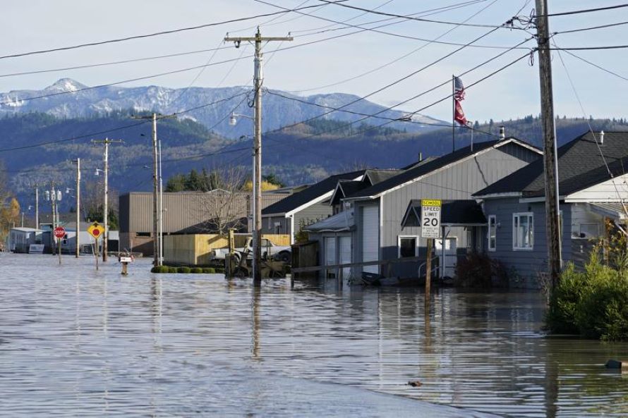 Los residentes del estado de Washington se preparan para posibles inundaciones ante una nueva...