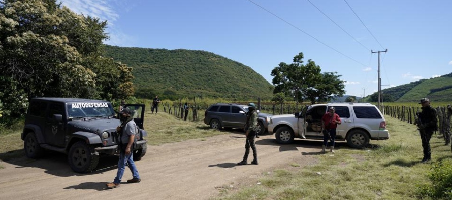Las extorsiones a los agricultores de aguacates en el occidente de México han llegado a tal...