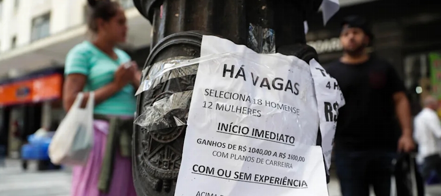 El IBGE indicó que la población ocupada en Brasil al cierre del trimestre concluido...