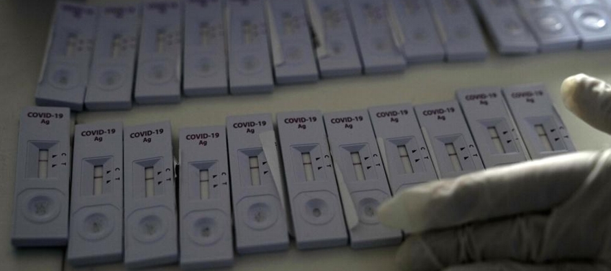 Grecia enfrenta su número más alto de contagios de COVID-19 diarios confirmados desde...