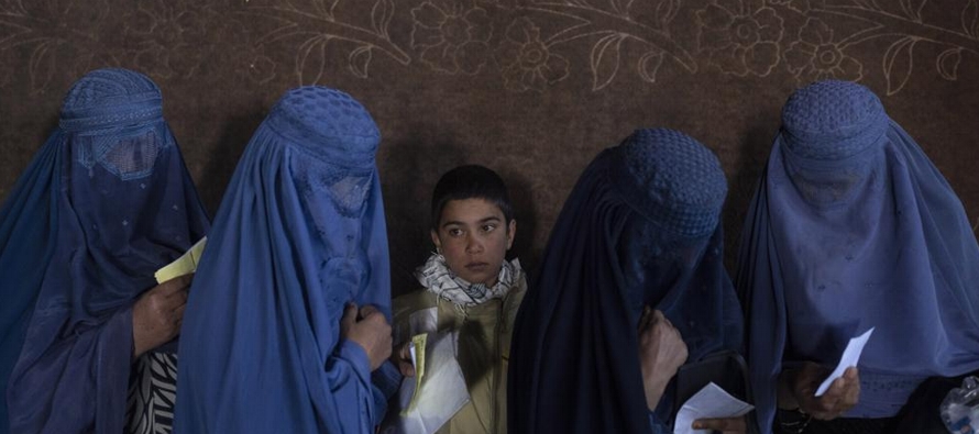La medida se toma en un momento en que la pobreza aumenta en Afganistán después de...