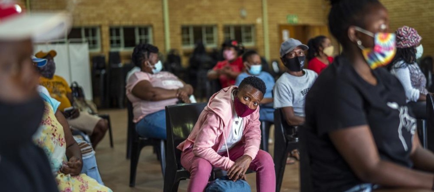 Los hospitales sudafricanos pueden enfrentar por el momento la ola de infecciones, incluso los de...