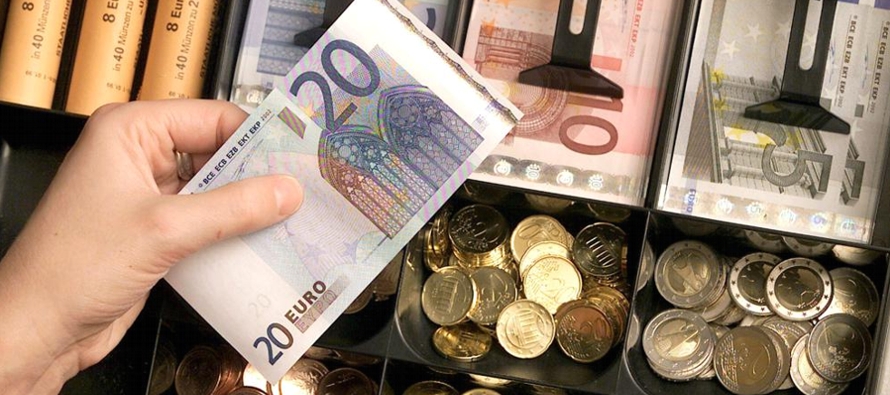 El euro se introdujo como moneda de curso en 2002 con billetes basados en lo que el banco central,...