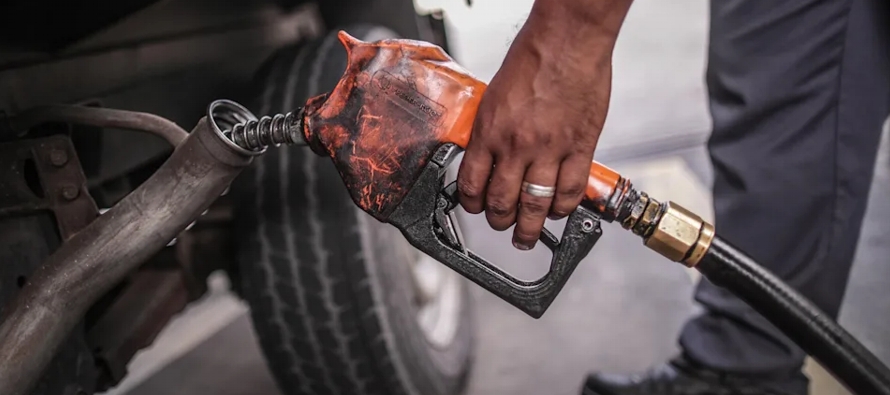 En lo que va de año, el diésel se ha elevado un 65 % y la gasolina todavía...