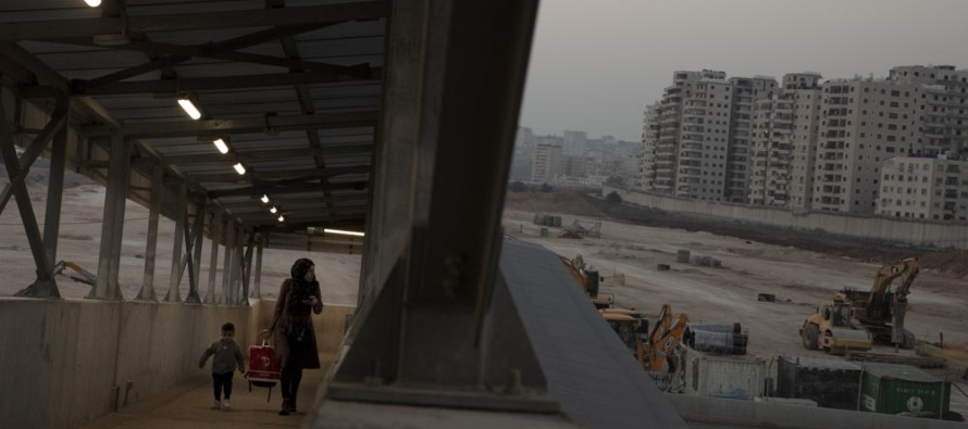Ante la prensa, Lapid dijo que el proyecto requiere en última instancia de la...
