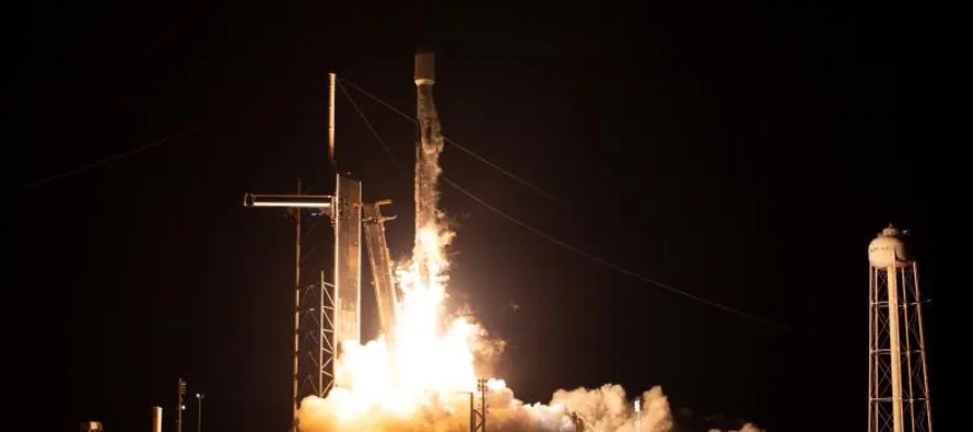 La nave fue propulsada por un cohete Falcon 9 de SpaceX que despegó con éxito a la...