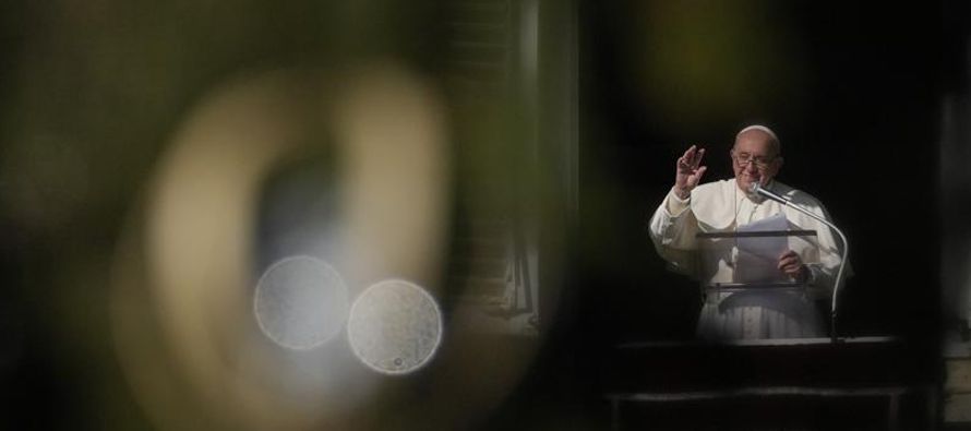 El papa Francisco ofreció el domingo oraciones por Ucrania e instó al diálogo...