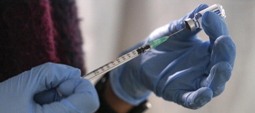 Los reguladores de la UE aprobaron el mes pasado una vacuna de dosis reducida fabricada por...