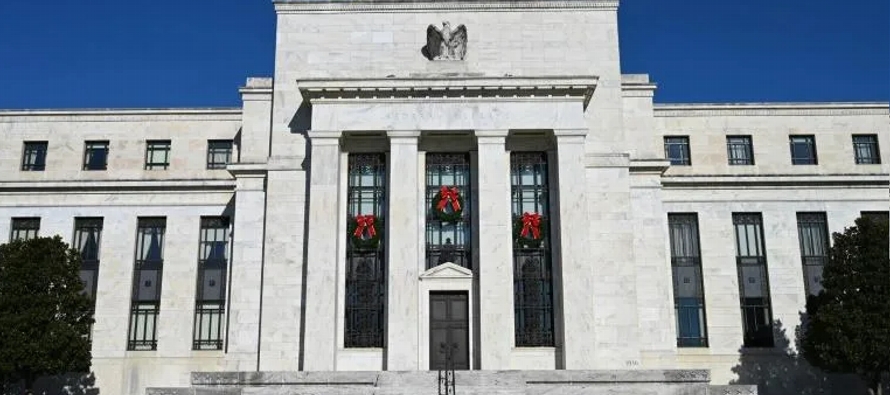 La Fed anunció que terminará antes de lo previsto su programa de compras de activos,...