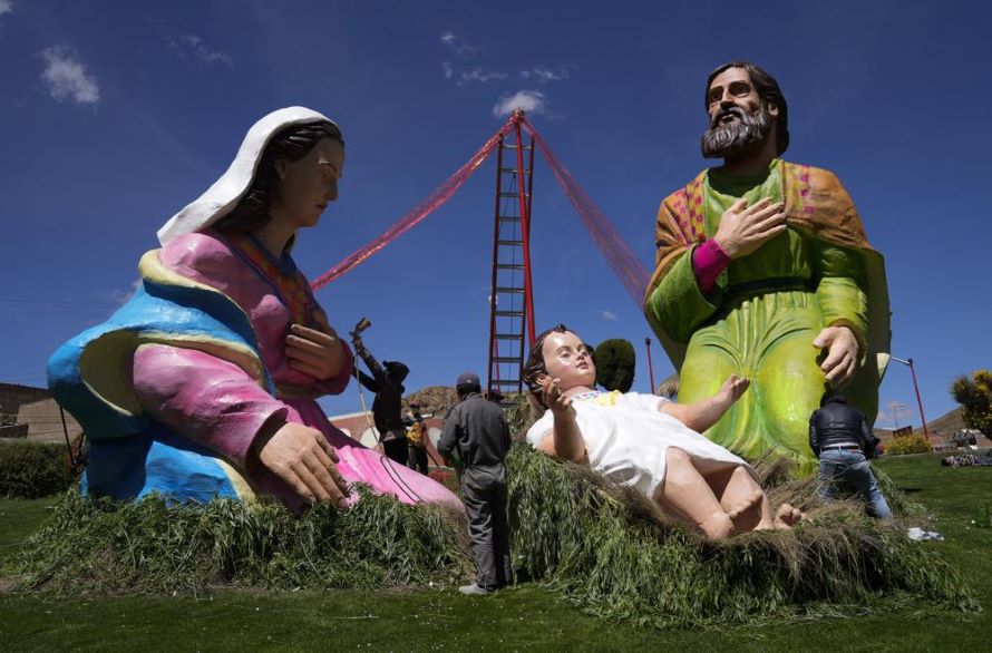 El Niño Jesús mide 2,50 metros; la Virgen María, 6 metros y José, 7...