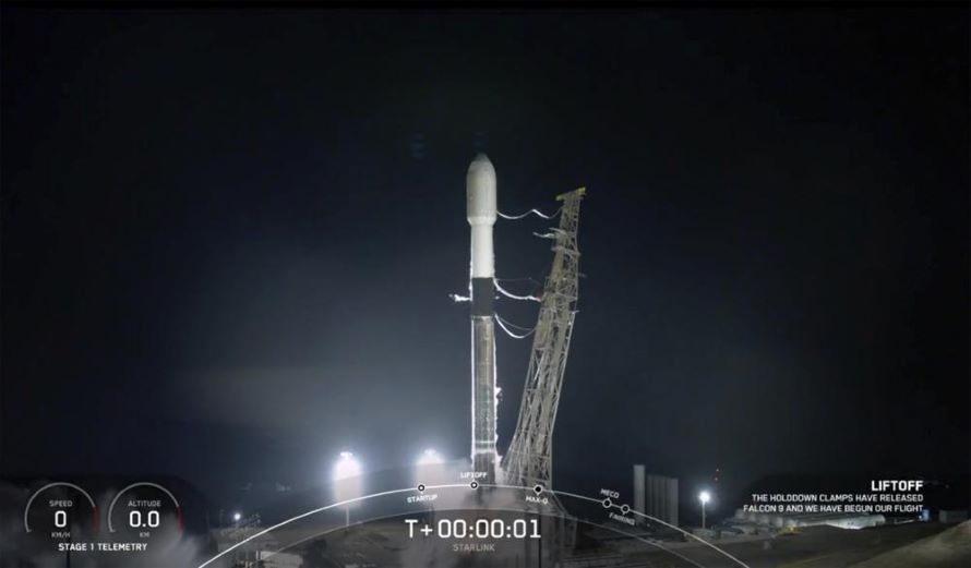 Un cohete de SpaceX con 52 satélites de internet Starlink partió a órbita...
