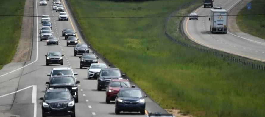 La agencia estima que "los conductores estadounidenses ahorrarán entre 210,000 y...