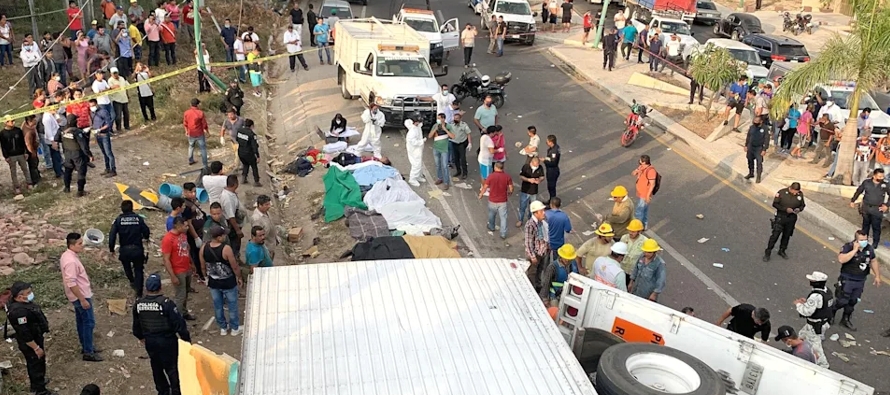 Al menos 56 personas murieron en el accidente del camión y un centenar resultaron heridas,...