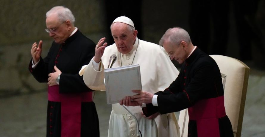 El papa Francisco rezó el sábado para pedir el final de la pandemia, y utilizó...