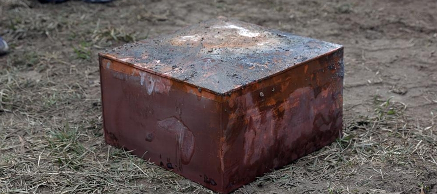 El gobernador publicó en Twitter fotos de una caja al ser retirada del lugar y dijo que los...