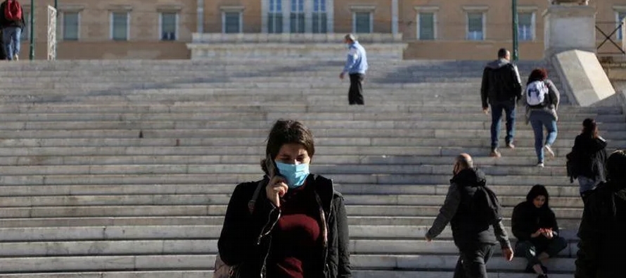 El lunes, Grecia anunció nuevas restricciones del 3 al 16 de enero para contener los...