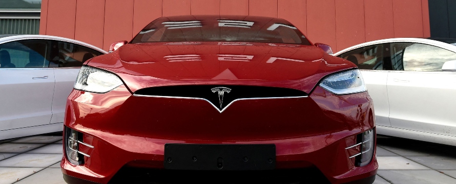 Las acciones de Tesla han tenido un año estelar, con una ganancia del 55% que impulsó...