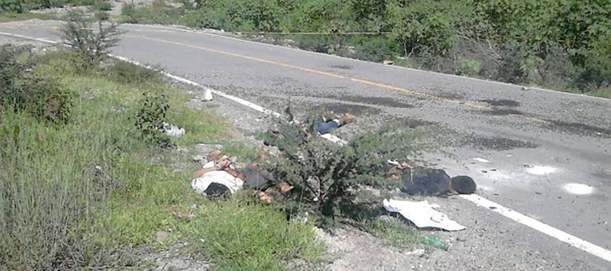 Los cuerpos se encontraban tendidos en un camino cerca de la ciudad de Iguala, en el estado de...