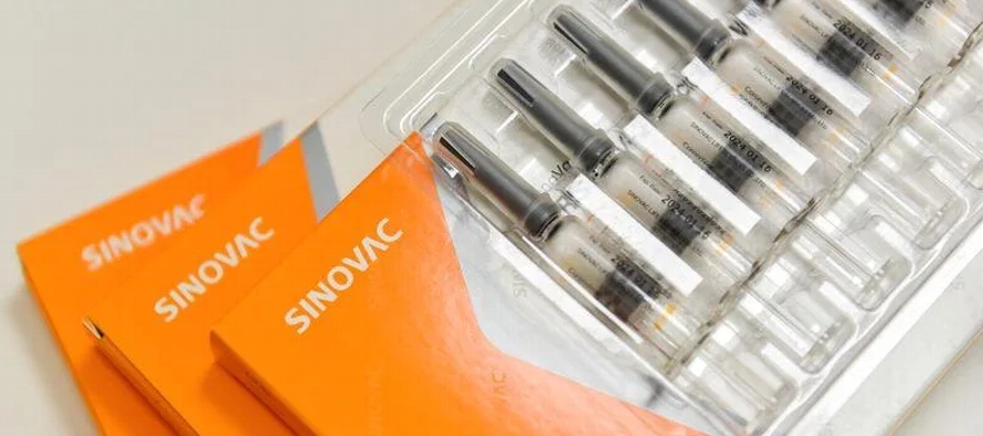 El régimen de dos dosis de Sinovac junto con la inyección de Pfizer produjo una...
