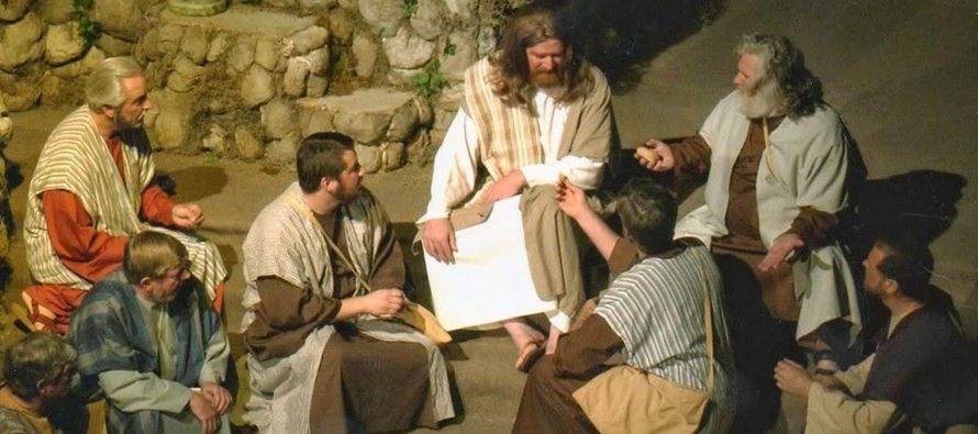 Desde entonces comenzó Jesús a manifestar a sus discípulos que Él...