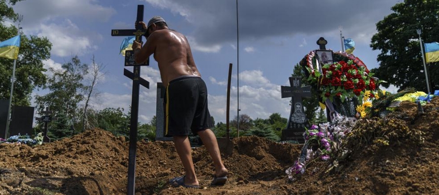 El funeral en Pokrovsk elevó a 20 el número de soldados ucranianos enterrados...