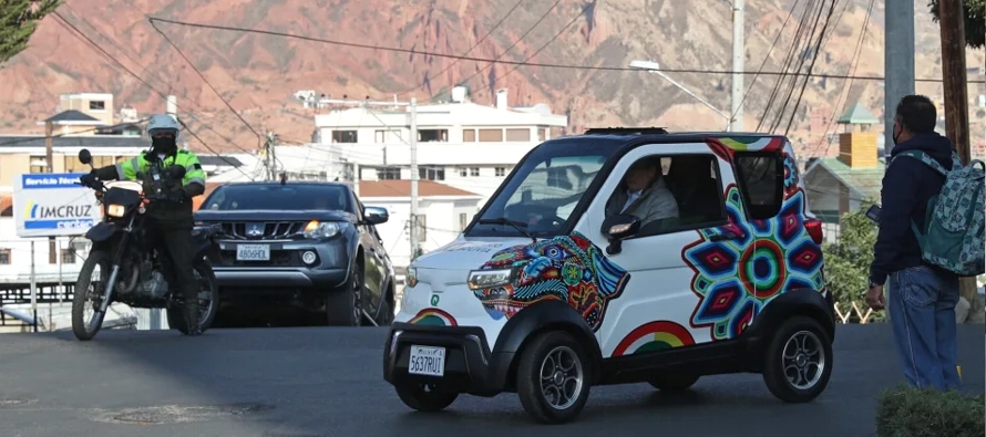Ebrard conduce un auto eléctrico boliviano y anuncia su producción en México
