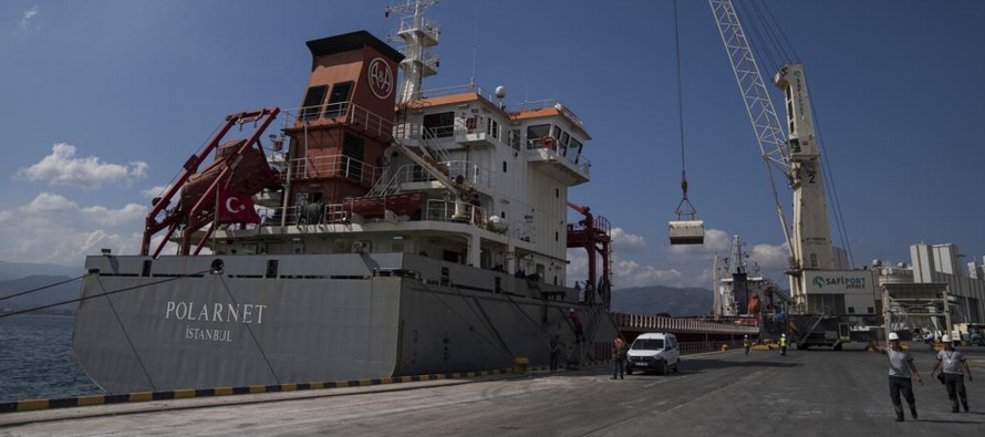 Polarnet, con bandera de Turquía, amarró en el puerto de Derince en el Golfo de Izmit...