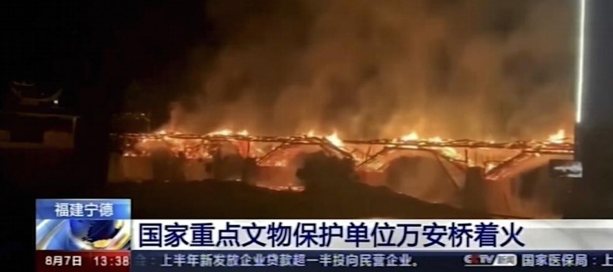Según videos y fotos del incendio, el largo del puente Wan’an parecía estar en...