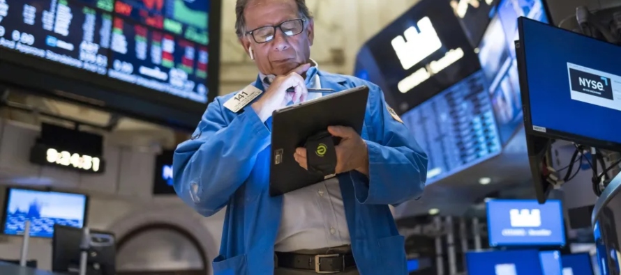 Al término de las operaciones en la Bolsa de Nueva York, el Dow Jones bajó 58,13...