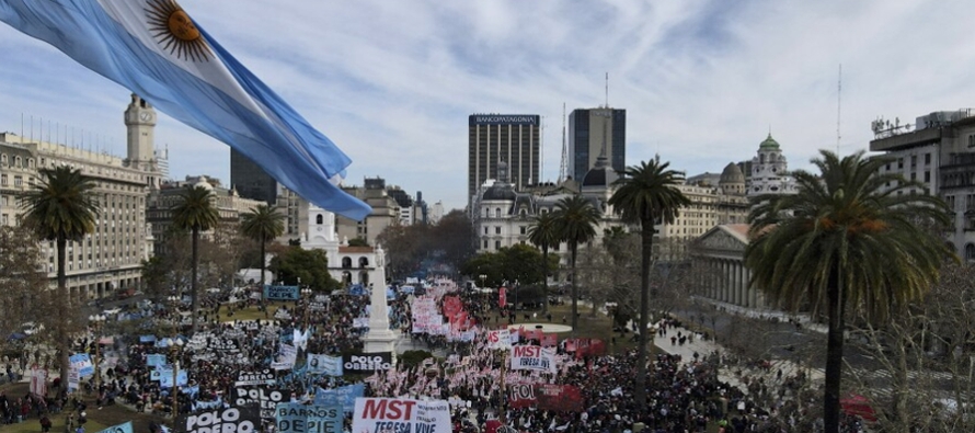 Miles de manifestantes comenzaron a concentrarse en distintas avenidas de la ciudad para dirigirse...