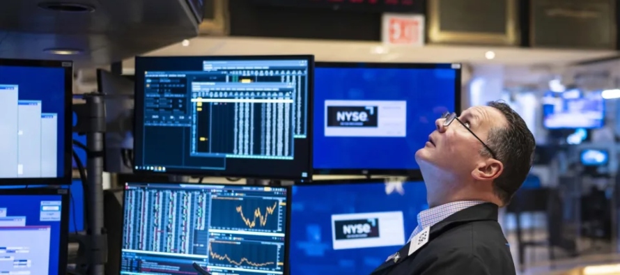 Al término de las operaciones en la Bolsa de Nueva York, el Dow Jones sumó 27,16...