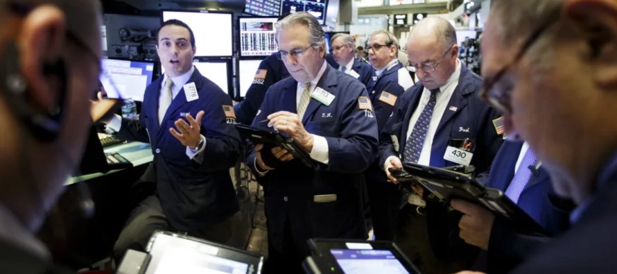 Al término de las operaciones en la Bolsa de Nueva York, el Dow Jones subió 424,38...