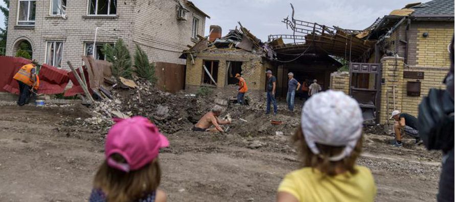 Un cohete ruso que cayó en la ciudad de Kramatorsk mató a tres personas e...
