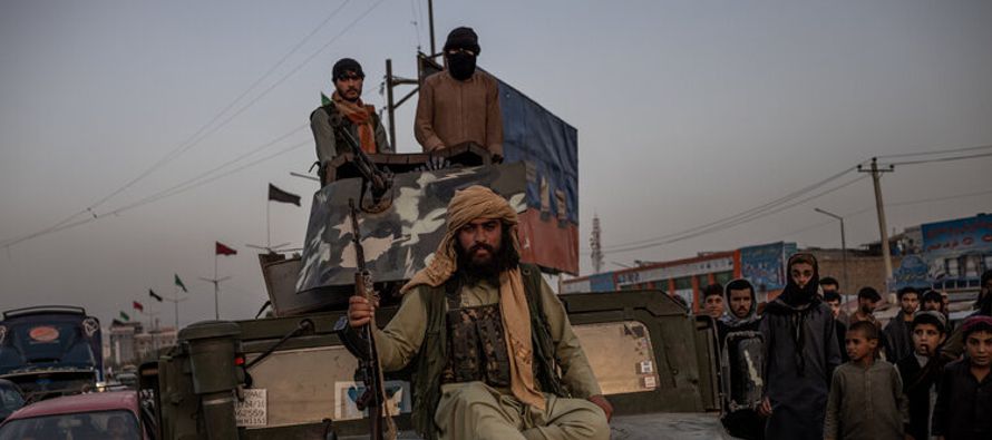 A lo largo de unas cuantas semanas en 2021, la ofensiva talibán se convirtió en una...